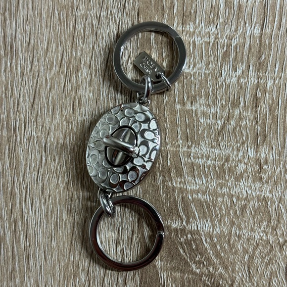 Coach Silver Double Dual Key Ring Turn Lock Valet Keychain - Picture 6 of 6
